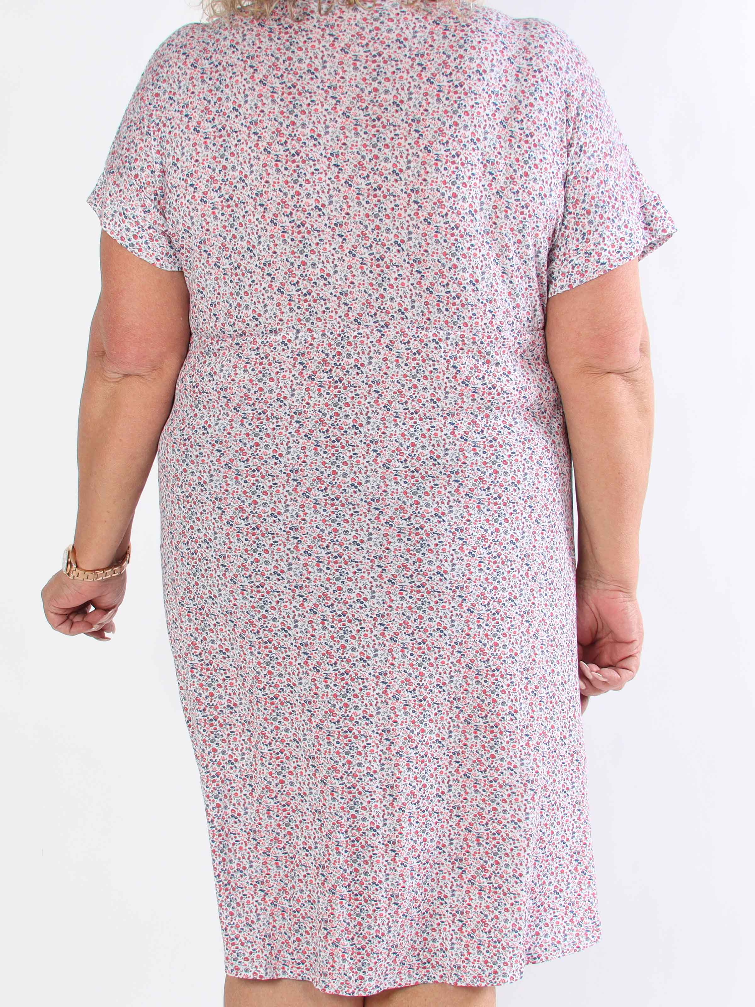 Maryam - Sød plus size kjole i blød viskose med blomsterprint